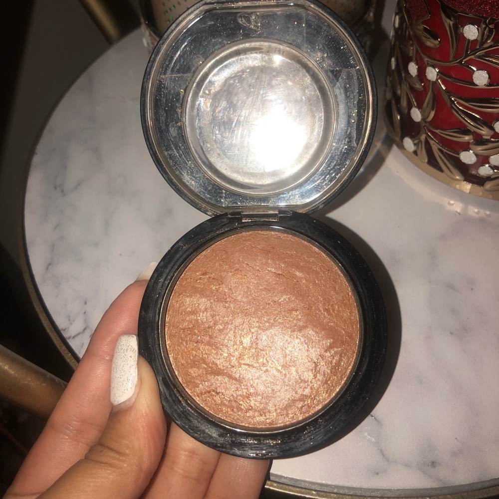 Mac “Global Glow” highlighter